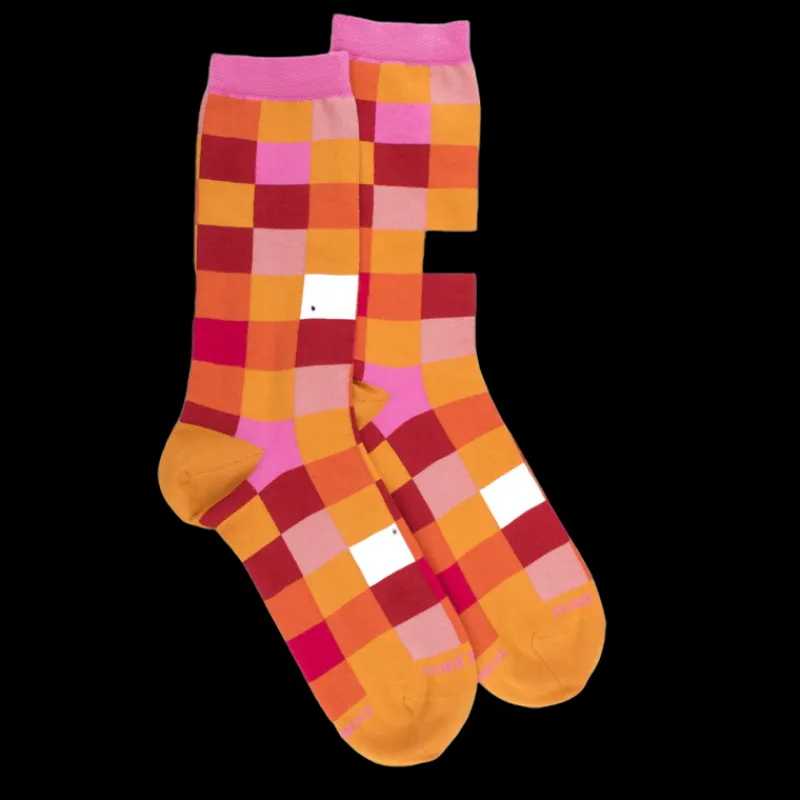 chaussettes_femme_chiqiue_0-1.webp Femme Doré Doré Chaussettes^Chaussettes femme échiqiuer en coton égyptien - Maïs & Rose coulis